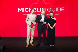 Michelin Guide Deutschland 2026, Michelin Sterne 2026, Michelin Verleihung, Michelin Preisverleihung, Michelin Gala, Sternerestaurants Deutschland, Michelin Sterne Restaurants, Drei Sterne Restaurant, Zwei Sterne Restaurant, Ein Stern Restaurant, Gastronomie Deutschland, Spitzenküche, Fine Dining, Gourmetrestaurants, Sternekoch, Sterneküche, Michelin Guide, Restaurantführer, Gastronomie Awards, Bildergalerie Michelin, Michelin Gewinner 2026, Restaurant Auszeichnungen, deutsche Spitzengastronomie, L.A. Jordan Deidesheim, Michelin Deutschland, Gourmetküche Deutschland, Michelin Sternevergabe,