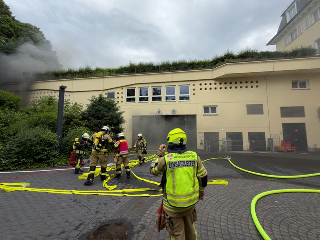 Königswinter, Hotel Petersberg, Tiefgarage, Fahrzeugbrand, Feuerwehr Königswinter, Evakuierung Hotel, Parkgarage Brand, Rhein-Sieg-Kreis, Polizei Bonn, Feuerwehreinsatz, Bad Honnef, Hotelbrand, Rettungsdienst, Brandursache, Petersberg Hotel