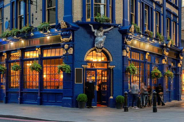 Großbritannien, England, Gastronomie, Steuerentlastung, Gewerbeimmobiliensteuer, Business Rates, Restaurants, Pubs, Cafés, Hotellerie, UKHospitality, Clermont Hotel Group, Tommy Banks, Mehrwertsteuer, britischer Haushalt 2026, Mindestlohn, Steuerbefreiung, Gastgewerbe, April 2027