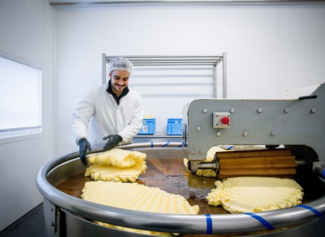 ButterBoyz, Regen Bayerischer Wald, Buttermanufaktur, handgeknetete Butter, Sauerrahm-Fassbutter, Moritz Oswald de Mesquita, Fabio Cestari de Mesquita, Feinkost Käfer, Rungis Express, Gastronomie Deutschland, Hotelzulieferer, Bioland Käserei, Fichtenspitzen Butter, Steinpilz Butter, Butter Spezialitäten, Feinkosthandel, Hotellerie, handwerkliche Lebensmittelproduktion