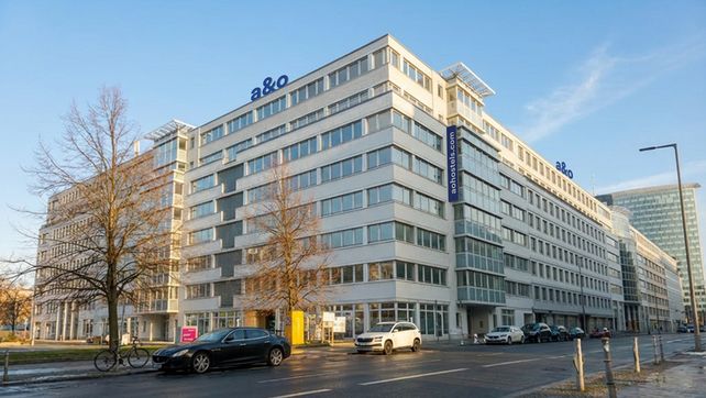 a&o Hostels, Berlin Checkpoint Charlie, Immobilieninvestment, Hostelmarkt Europa, Oliver Winter, Hotelbau Berlin, StepStone Group, Proprium Capital Partners, Beherbergungswirtschaft, Konversion Büroimmobilie