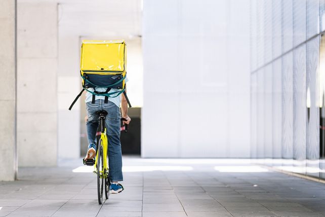 Glovo, Delivery Hero, Italien, Foodinho, Gerichtsbeschluss, Arbeitsbedingungen, Mailand, Arbeitsrecht, Mindestlohn, Food-Delivery, Aktienkurs, Niklas Östberg, Ausbeutung