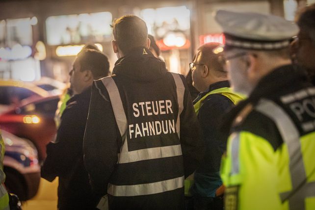 Steuerfahndung, Restaurant