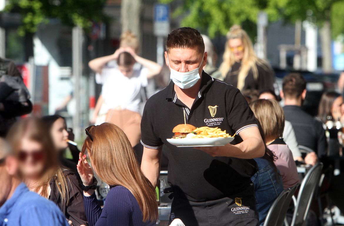Maskenpflicht Fur Bedienungen Im Freien Bleibt In Bayern Pflicht Tageskarte